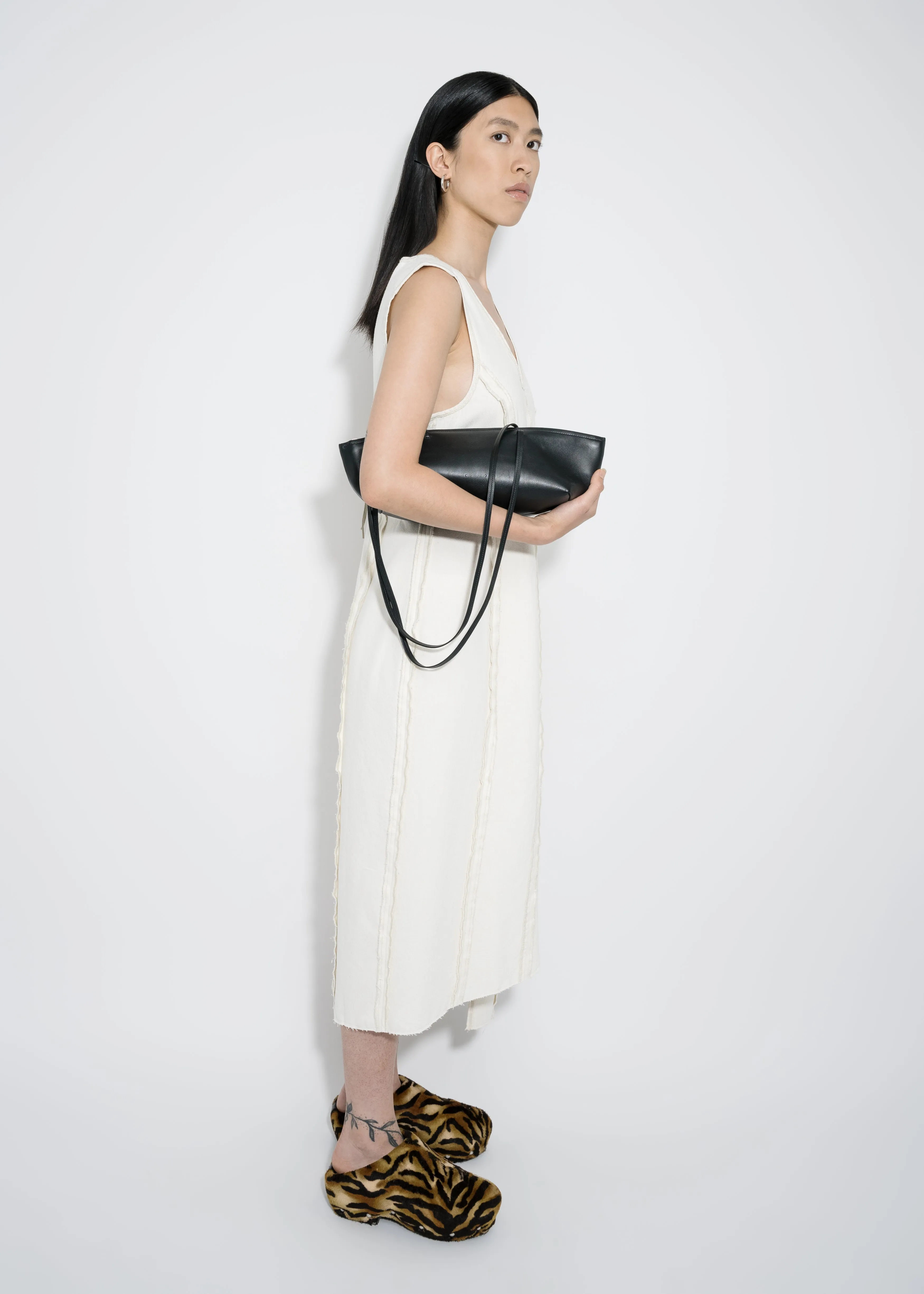 LEATHER HANDBAG "AB 124" IN BLACK